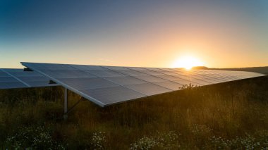 Güneş enerjisi çiftliğinde güneş batıyor