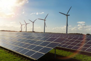 Rüzgar çiftliğinde rüzgar türbini ve güneş panelleri enerji üretenler