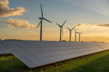 Rüzgar çiftliğinde rüzgar türbini ve güneş panelleri enerji üretenler