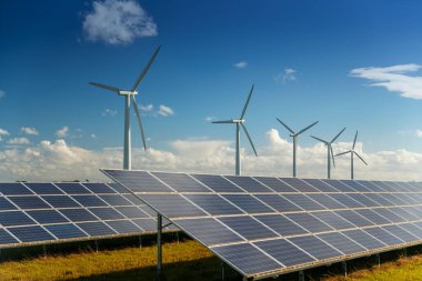 Rüzgar çiftliğinde rüzgar türbini ve güneş panelleri enerji üretenler
