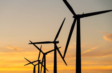 Rüzgar çiftliğinde rüzgar türbini enerji üretenler