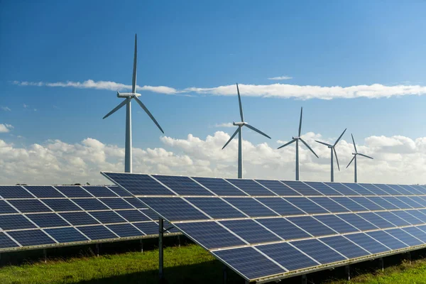 Rüzgar çiftliğinde rüzgar türbini ve güneş panelleri enerji üretenler