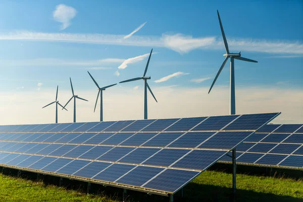 Rüzgar çiftliğinde rüzgar türbini ve güneş panelleri enerji üretenler