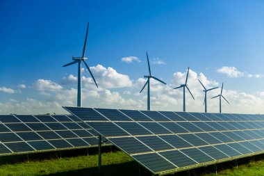 Rüzgar çiftliğinde rüzgar türbini ve güneş panelleri enerji üretenler