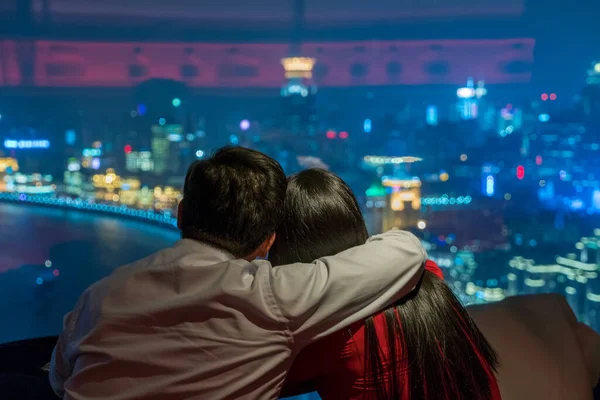 Couple Admiring View Bund Vue Bar Hyatt Bund Hotel Shangha — Stock Photo, Image