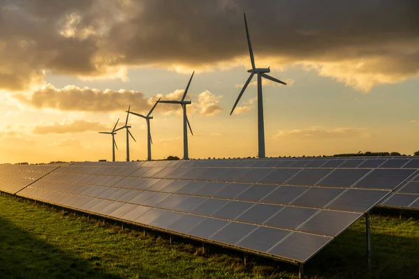 Rüzgar türbini ve güneş panelleri rüzgar çiftliğindeki enerji jeneratörleri