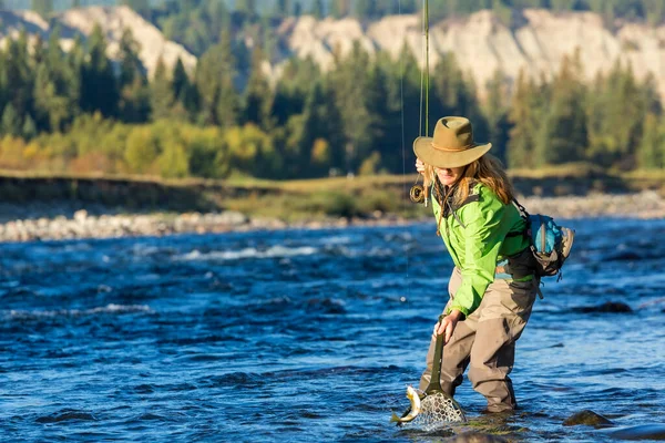 Fly Fisherwoman Landing Trout Net British Colombia Canada North America — Stock Photo, Image