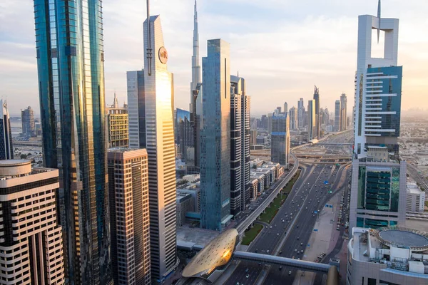 俯瞰阿拉伯联合酋长国迪拜Burj Kalifa的下城和Sheikh Zayed路的高程景观 — 图库照片