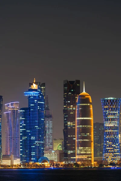 黄昏时分的多哈天际线 卡塔尔多哈 — 图库照片