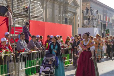 Bakire Meryem 'e sundukları çiçekleri bıraktıktan sonra çocuklu bir grup kadın..