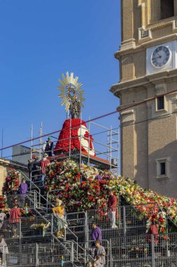 Meryem Ana 'nın kaidesi güllerle bitmek üzere..