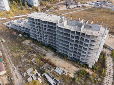 Çok katlı bir konut inşaatı. İnşaat alanının kuş bakışı görüntüsü. Güneşli bir yaz günü.