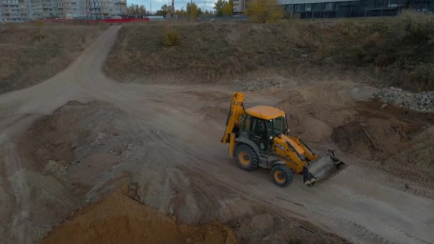 Volgograd, Rusia - 25 octombrie 2021: JCB excavator în mișcare pe un câmp deschis la un șantier de construcții din orașul Volgograd, Rusia. — Videoclip de stoc