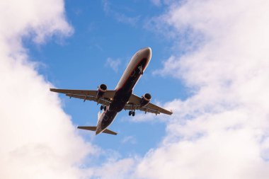 Beyaz mavi Rus 2 motorlu Turbojet yolcu uçağı mavi gökyüzüne doğru havalanıyor. Alt görünüm, dinlenme, turizm...