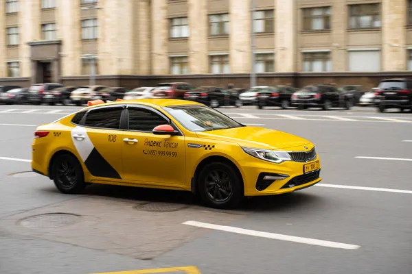 Rusya, Moskova - 20 Ekim 2021: Sarı Yandex taksisiyle şehir trafiği. Moskova sokaklarında hızlı hareket eden sarı taksi arabası.