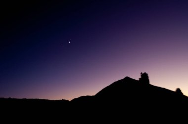 Teide Dağı, alacakaranlıkta sonsuz tuvalde profilini gösterir.