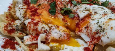 Zengin lezzetsiz yemekler, sucuklu yumurta ve patates kızartması.