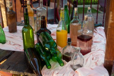 Cam şişeler içinde taşıdıkları sıvıların rengini gösteriyor.