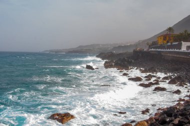 Denizin gücü volkanik kayaların sertliğine ve sertliğine rağmen onları şekillendiriyor.