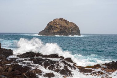 Denizin gücü volkanik kayaların sertliğine ve sertliğine rağmen onları şekillendiriyor.