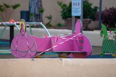 Yetkililer covid 19 virüsünün yayılmasını önlemek için oyun alanlarını kapattılar