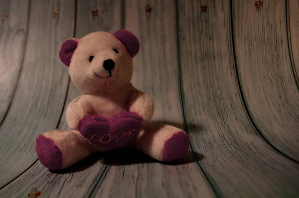 Oso Peluche Con Corazón Para Felicitar Día Los Amantes — Foto de Stock