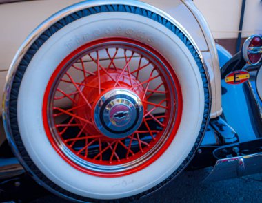 Eski bir arabadaki yedek tekerlek harika bir karmaşa yaratan bir sürü küçük telle tasarlanmıştı.