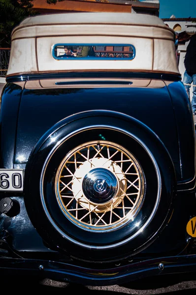 Εφεδρικός Τροχός Ένα Παλιό Αυτοκίνητο Σχεδιάστηκε Ένα Πλήθος Μικρών Ακτίνων Φωτογραφία Αρχείου