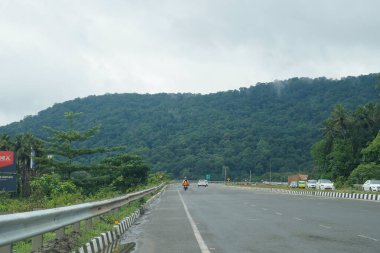 Kerala, Hindistan - 09-18-2021: Kerala 'daki Kuthiran tüneline giden 544 numaralı otoyol