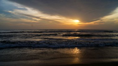 Thrissur, Kerlala, Hindistan 'daki Snehatheeram plajında güneş batıyor.