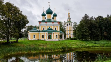 - Rusya. Uglich kasabası. Kremlin. Gölün üzerindeki Spaso-Preobrazhensky Katedrali