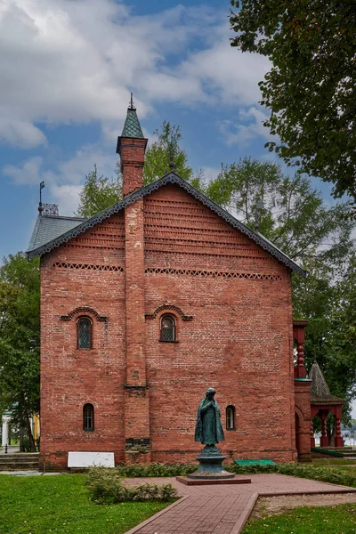 ロシアだ イギリスの町 クレムリン 太上天皇の宮 ツァレビッチ ディミトリへの記念碑 — ストック写真