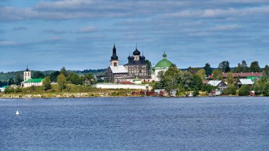- Rusya. Sheksna Nehri. Goritsy Köyü ve Diriliş Goritsky Manastırı