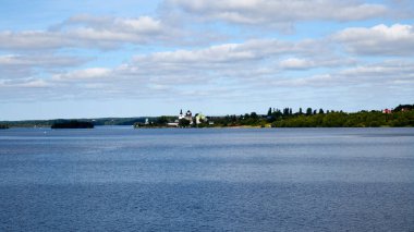 - Rusya. Sheksna Nehri. Goritsy ve Diriliş Goritsky Manastırı 'nın önünde.