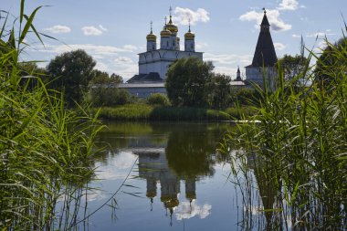 - Rusya. Joseph-Volokolamsk Manastırı. Guryevskoe Gölü 'nün karşısına bak. Varsayım Katedrali ve Nikolskaya Kulesi