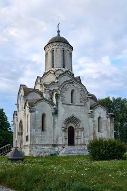 - Rusya. Moskova. Spaso-Andronnikov Manastırı 'ndaki Spassky Katedrali. Güneybatıdan görüntüle