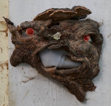 Moskova yakınlarındaki bir ormanda bir ağaç canavarının maskesi.