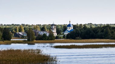 - Rusya. Nikolskaya Kilisesi 'nin kalıntıları ve Tikhvin Simgesi Kilisesi. Sennaya Guba' da, Onega Gölü 'nün Büyük Klimetsky Adası' nda Tanrı 'nın Annesi.