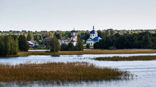 ロシアだ ニコルスカヤ教会の遺跡と湖Onegaの大きなKlimetsky島に神の母のTikhvinアイコンの教会 — ストック写真