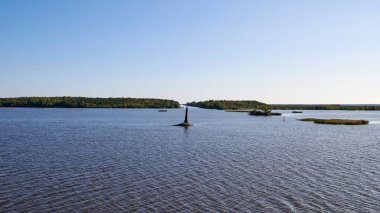 - Rusya. Kovzha Nehri. Obelisk, Belozersky baypas kanalının girişinde.