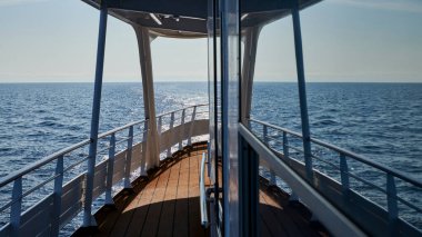 - Rusya. Onega Gölü. Bir yolcu gemisinin sancak tarafındaki aynaya bakıyorum.