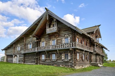 - Rusya. Onega Gölü 'ndeki Kizhi Adası. Oshevnevo 1876 köyünden ahşap bir ev.