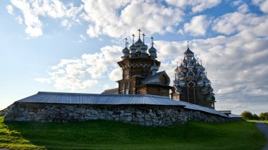 - Rusya. Onega Gölü 'ndeki Kizhi Adası. Kiliselerin kubbeleri ve Kizhi kilisesinin çan kulesi. Güneydoğu görüşü