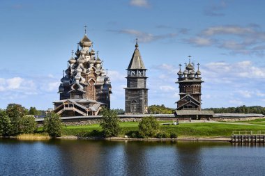 - Rusya. Onega Gölü 'ndeki Kizhi Adası. Mimari topluluğu Kizhi Pogost 'un tahta kubbeleri.