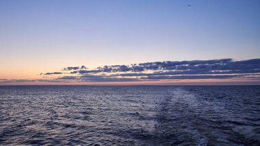 - Rusya. Onega Gölü üzerinde gün batımı