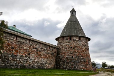 - Rusya. Solovetsky Adaları. Manastırın dönen kulesi.