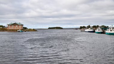 - Rusya. Solovki - Solovetsky Adaları. Refah Körfezi 'nden çıkış, manastırdan görüş.