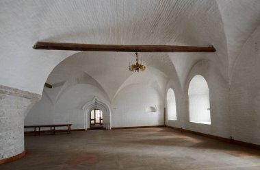 - Rusya. Solovki. Solovetsky Manastırı. Rafinerinin mahzenleri.