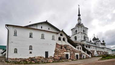 - Rusya. Solovki. Solovetsky Manastırı. Rafinerinin panoraması, çan kulesi ve Şekil Değiştirme Katedrali
