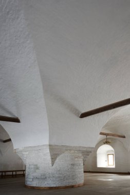 - Rusya. Solovki. Solovetsky Manastırı. Rafinerinin mahzenleri.